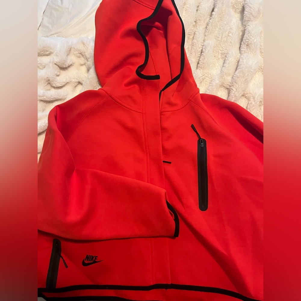 WOAMNS RED NIKE CROPED JACKET